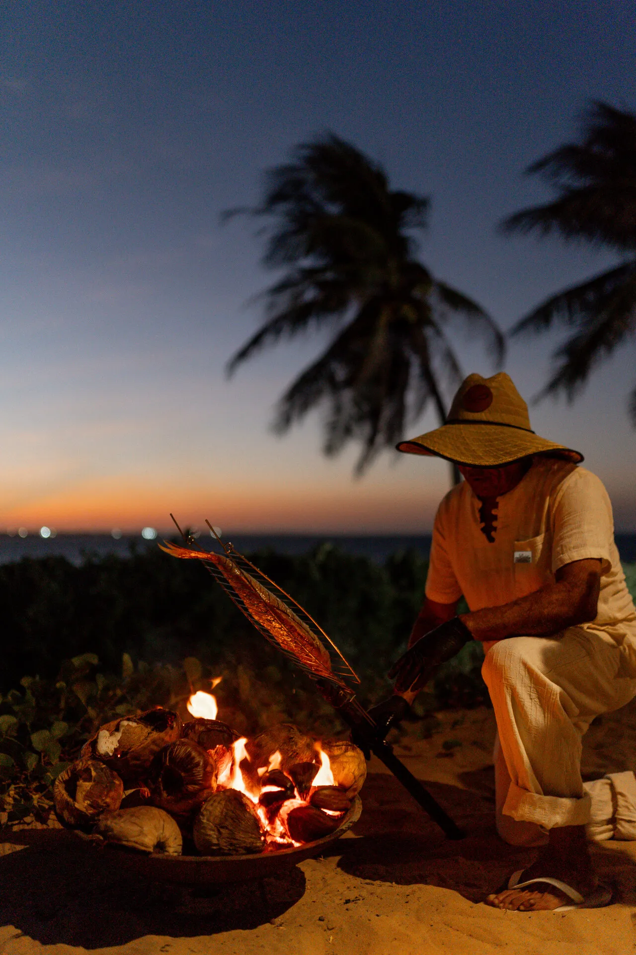 Pescado assado na brasa ao pôr do sol no Carmel Taíba