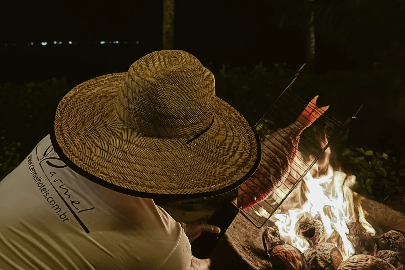 Preparo artesanal do pescado rústico na brasa de coco seco
