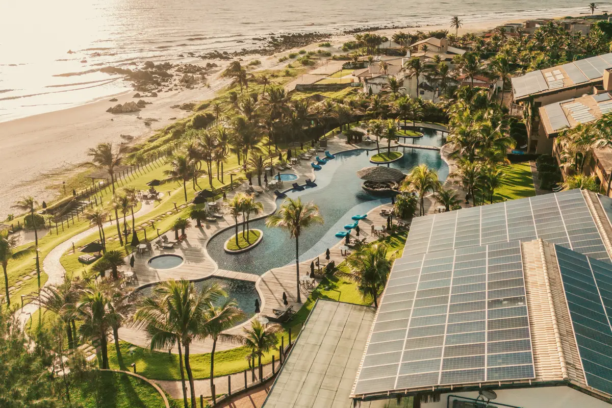 Vista aérea de um resort Carmel com os telhados cobertos por placas solares